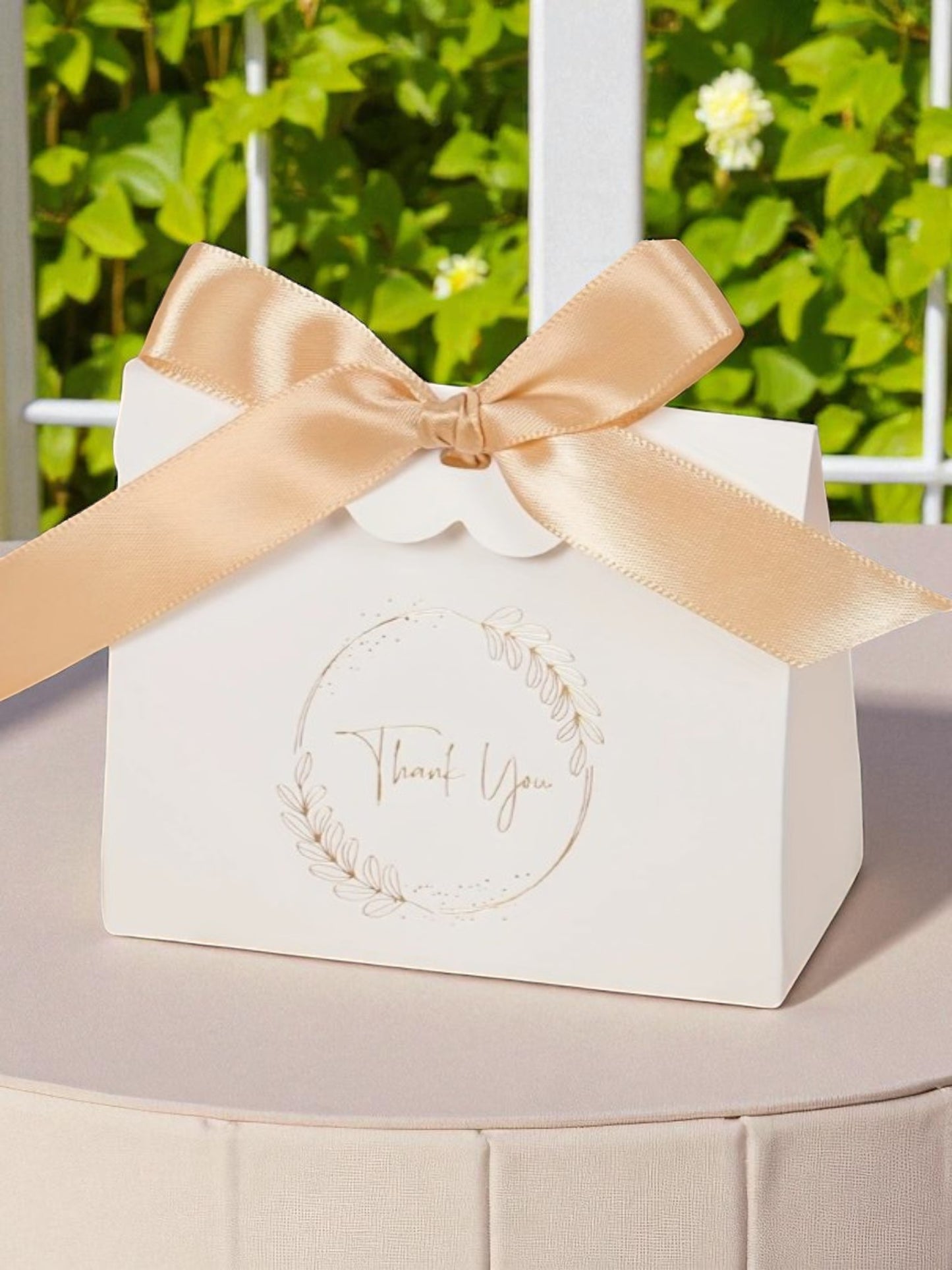 Folded  box - white/gold